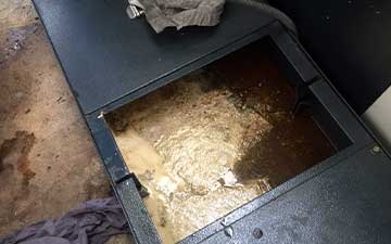 Verschmutztes Öl in der Produktion. Kühlschmierstoffe von Ropf senken Betriebskosten.