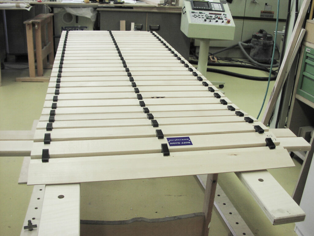 Holzlaufrost Produktion mit Ropf-Etikett